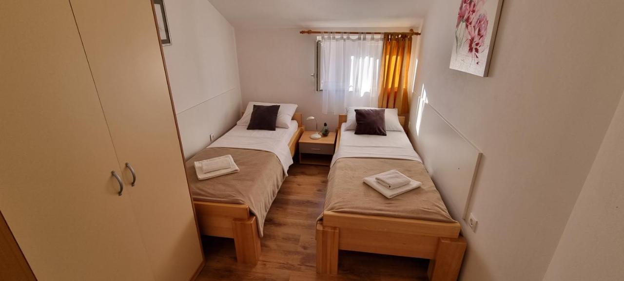 Apartments Cosic Гребащиця Екстер'єр фото